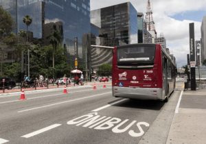 multa por andar na faixa de ônibus